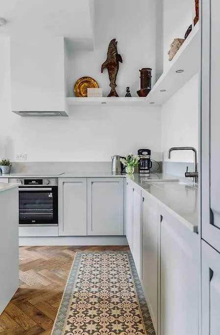 Stylish Georgian Garden Apartment + Secure Parking Edinburgh United Kingdom
