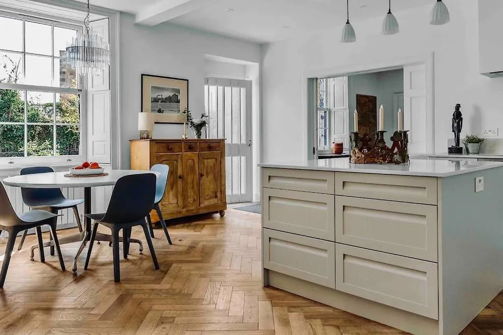 Stylish Georgian Garden Apartment + Secure Parking Edinburgh 0*,  United Kingdom