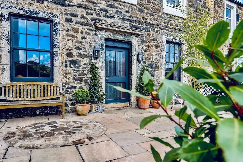 Stylish Georgian Garden Apartment + Secure Parking Edinburgh