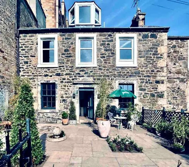 Stylish Georgian Garden Apartment + Secure Parking Edinburgh
