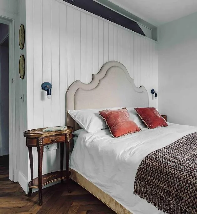 Stylish Georgian Garden Apartment + Secure Parking Edinburgh