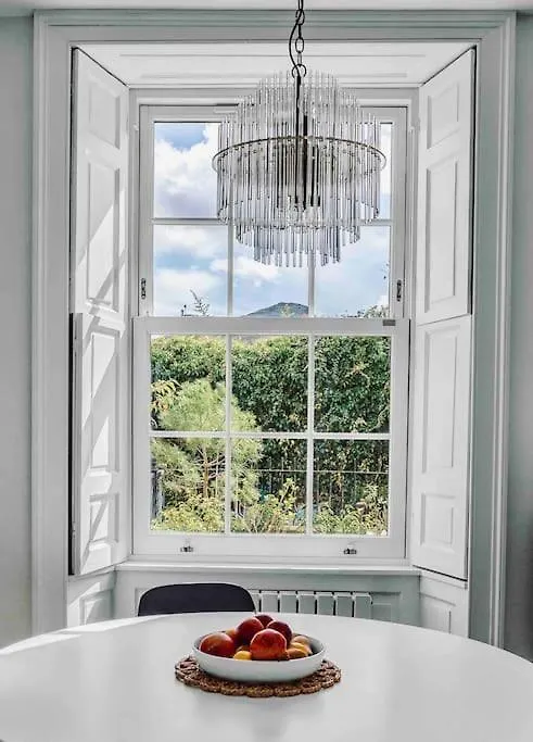 Stylish Georgian Garden Apartment + Secure Parking Edinburgh 0*,  United Kingdom