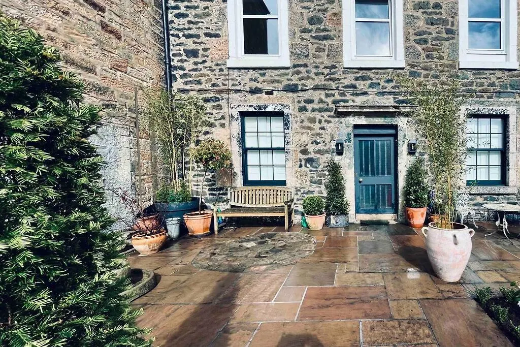 Stylish Georgian Garden Apartment + Secure Parking Edinburgh